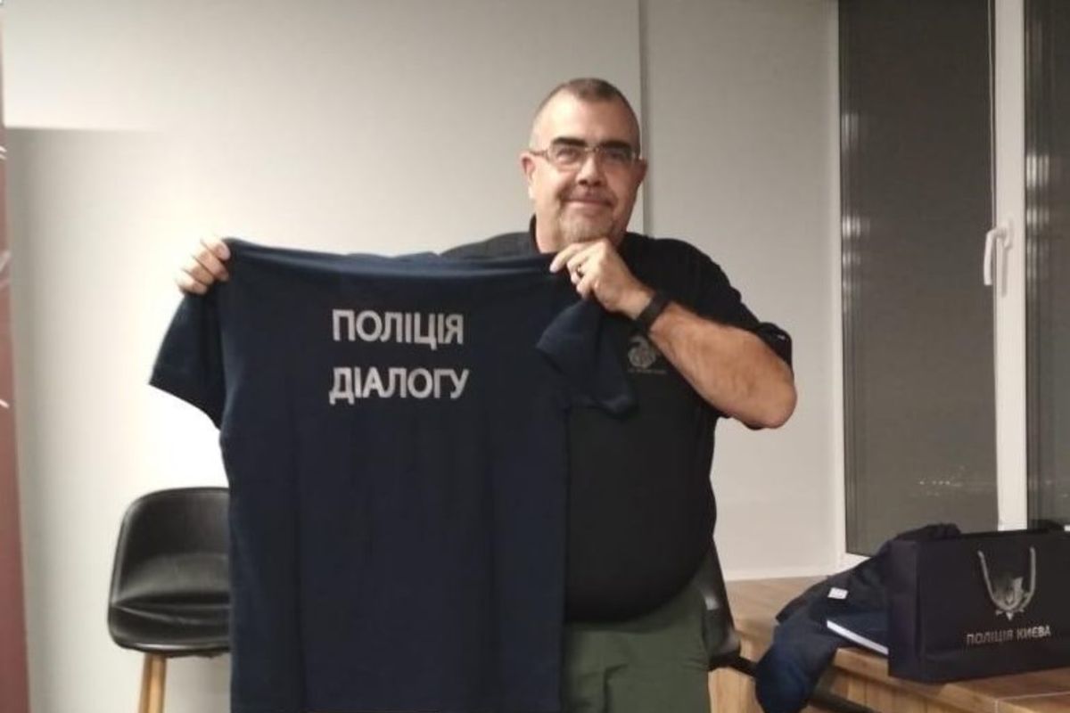 Американський перемовник провів столичним поліцейським тренінг з ведення кризових переговорів